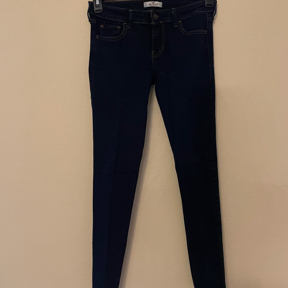 Hollister Skinny Jeans. Size 5s. Dark Wash.